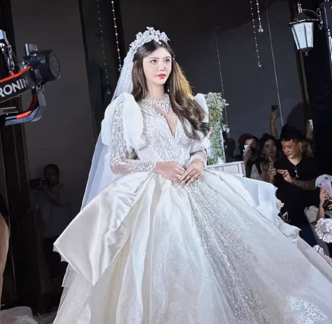 殷世航給韓安冉婚禮當花童,為新婚夫妻送婚戒和368萬彩禮