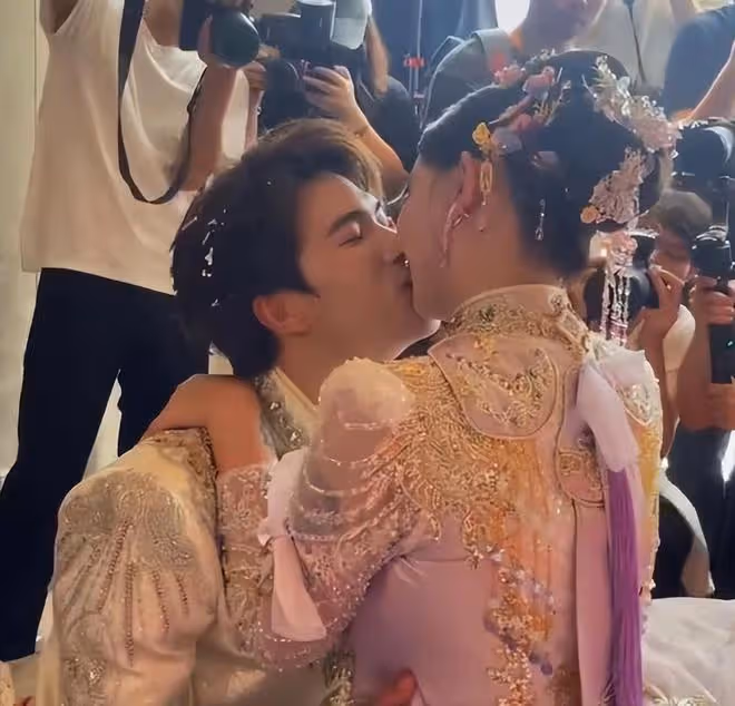 殷世航給韓安冉婚禮當花童,為新婚夫妻送婚戒和368萬彩禮