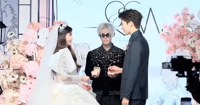 殷世航給韓安冉婚禮當花童,為新婚夫妻送婚戒和368萬彩禮