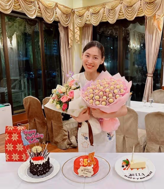 李澤楷疑似現身梁洛施豪宅,共同慶祝35歲生日,蛋糕人物成為亮點
