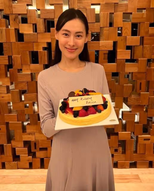 李澤楷疑似現身梁洛施豪宅,共同慶祝35歲生日,蛋糕人物成為亮點