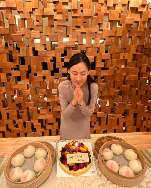 李澤楷疑似現身梁洛施豪宅,共同慶祝35歲生日,蛋糕人物成為亮點