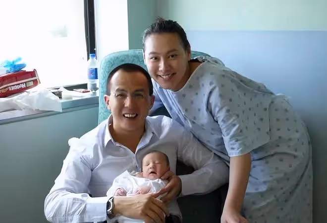 李澤楷疑似現身梁洛施豪宅,共同慶祝35歲生日,蛋糕人物成為亮點