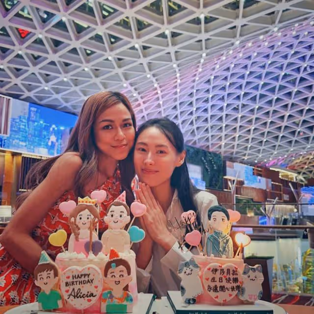 李澤楷疑似現身梁洛施豪宅,共同慶祝35歲生日,蛋糕人物成為亮點
