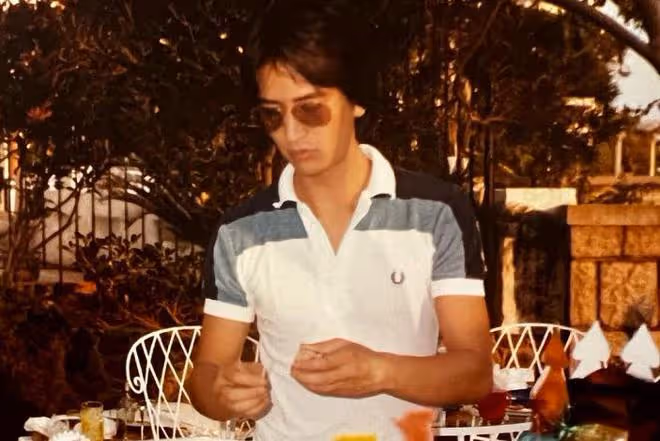 賭王大房孫女追憶父親何猷光,奶奶黎婉華站在身後燦笑