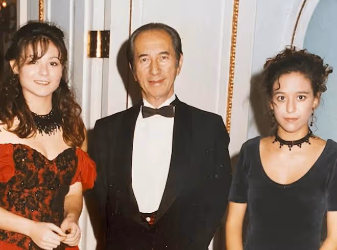 賭王大房孫女追憶父親何猷光,奶奶黎婉華站在身後燦笑