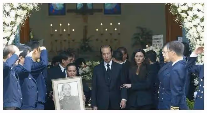 賭王大房孫女追憶父親何猷光,奶奶黎婉華站在身後燦笑