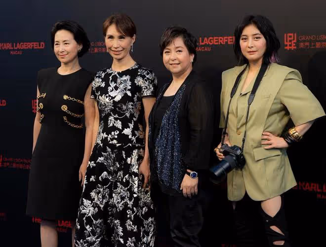 賭王大房孫女追憶父親何猷光,奶奶黎婉華站在身後燦笑
