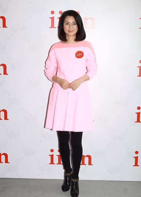 洪欣穿起小姑娘的裙子還挺美,嫌波點單調配鏤空,搭狐狸耳環挺美
