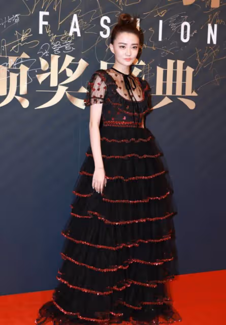 徐璐這才叫「巴掌腰」,腰間鏤空太顯身形,少女看了都得羨慕
