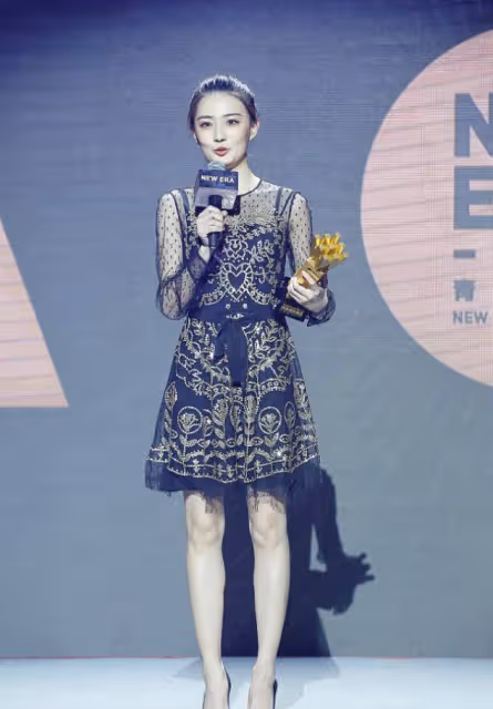 徐璐這才叫「巴掌腰」,腰間鏤空太顯身形,少女看了都得羨慕