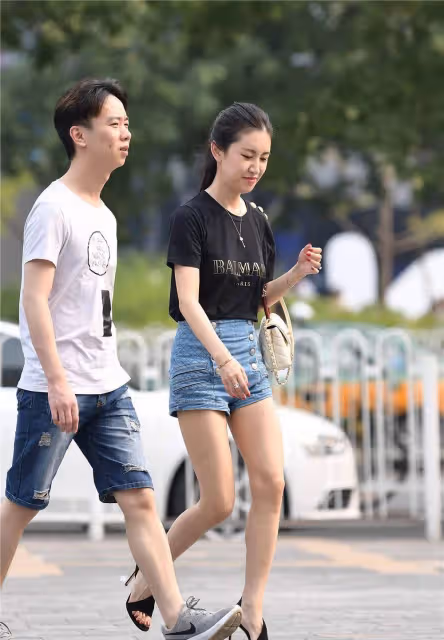 細高跟涼鞋,10厘米的細跟設計,斜著的鞋面設計,鏤空的風格