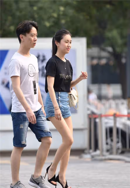 細高跟涼鞋,10厘米的細跟設計,斜著的鞋面設計,鏤空的風格