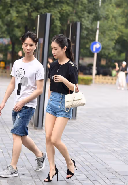 細高跟涼鞋,10厘米的細跟設計,斜著的鞋面設計,鏤空的風格