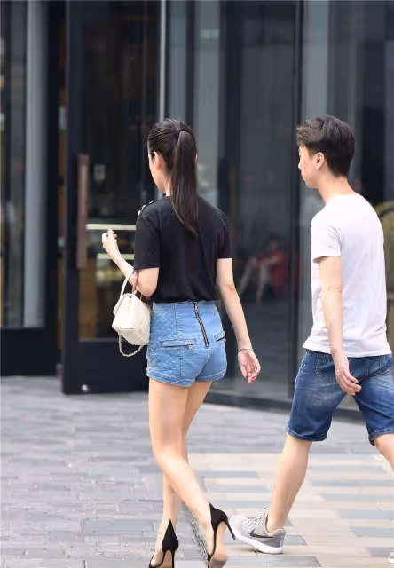 細高跟涼鞋,10厘米的細跟設計,斜著的鞋面設計,鏤空的風格