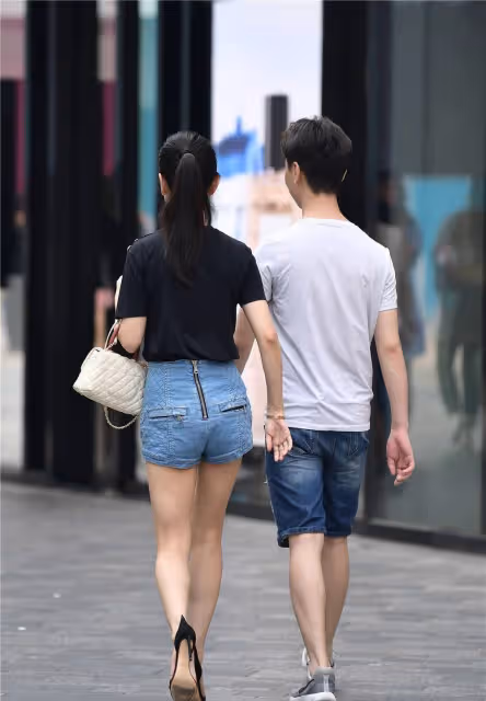 細高跟涼鞋,10厘米的細跟設計,斜著的鞋面設計,鏤空的風格