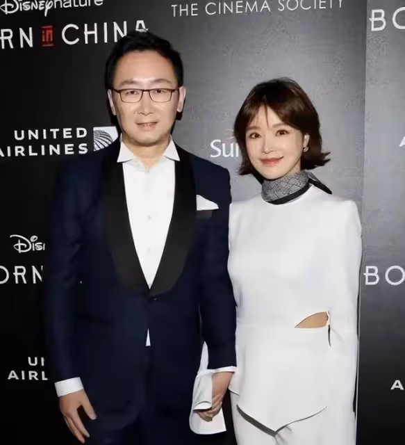 終於知道陸川為什麼閃婚胡蝶了!氣質媲美秦嵐,穿鏤空裝知性大方