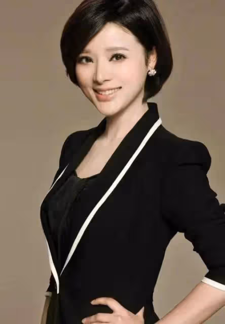 終於知道陸川為什麼閃婚胡蝶了!氣質媲美秦嵐,穿鏤空裝知性大方