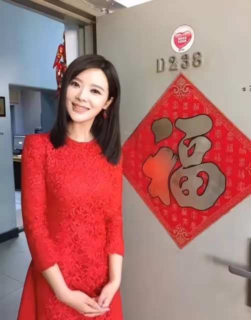 終於知道陸川為什麼閃婚胡蝶了!氣質媲美秦嵐,穿鏤空裝知性大方