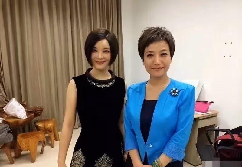終於知道陸川為什麼閃婚胡蝶了!氣質媲美秦嵐,穿鏤空裝知性大方
