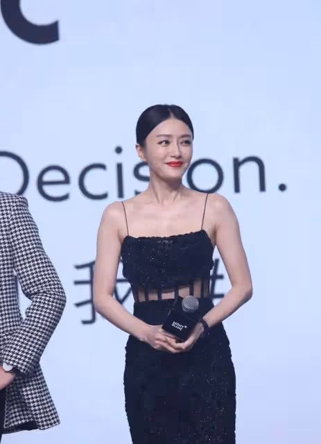 秦嵐又輕鬆美出圈,穿鏤空弔帶連衣裙,「老戲骨」卻有少女身材