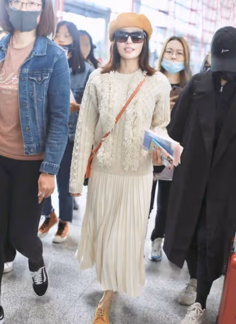 秦嵐又輕鬆美出圈,穿鏤空弔帶連衣裙,「老戲骨」卻有少女身材