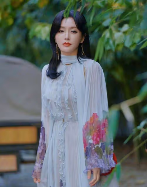 秦嵐又輕鬆美出圈,穿鏤空弔帶連衣裙,「老戲骨」卻有少女身材