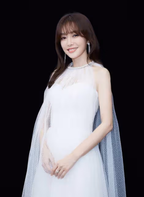 秦嵐又輕鬆美出圈,穿鏤空弔帶連衣裙,「老戲骨」卻有少女身材