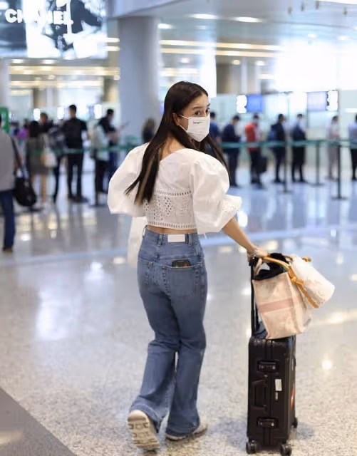 楊穎這衣服真省布料,綁帶、鏤空又露臍,清純與時尚兼具