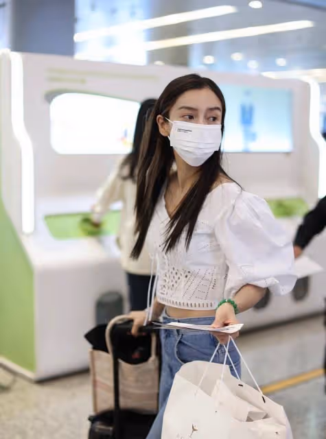 楊穎這衣服真省布料,綁帶、鏤空又露臍,清純與時尚兼具