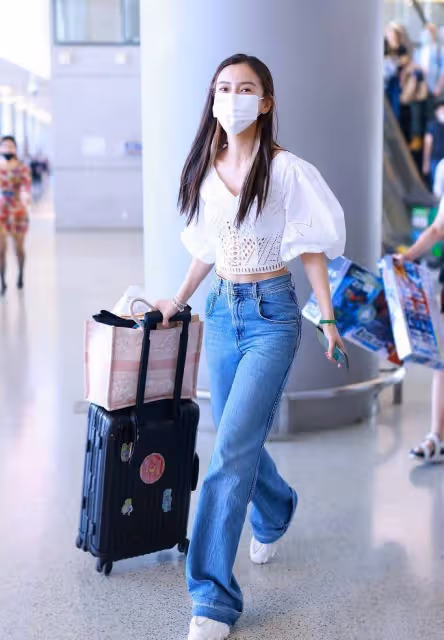 楊穎這衣服真省布料,綁帶、鏤空又露臍,清純與時尚兼具