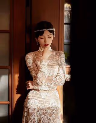 毛曉彤太美了,一襲鏤空時尚連衣裙演繹東方美人,復古中不失時尚