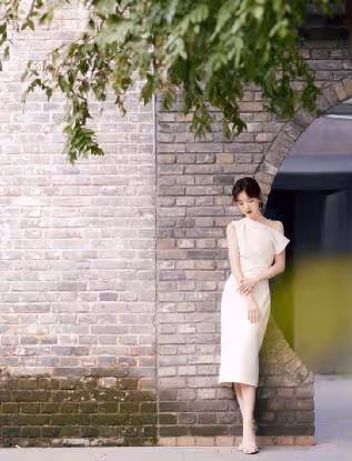 毛曉彤太美了,一襲鏤空時尚連衣裙演繹東方美人,復古中不失時尚