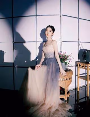 毛曉彤太美了,一襲鏤空時尚連衣裙演繹東方美人,復古中不失時尚