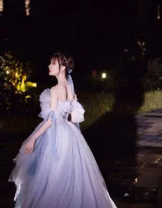 毛曉彤太美了,一襲鏤空時尚連衣裙演繹東方美人,復古中不失時尚