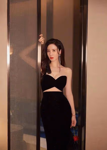 張萌為了美真拼,身穿單肩緊身鏤空裙,不料肩帶斷開太尷尬