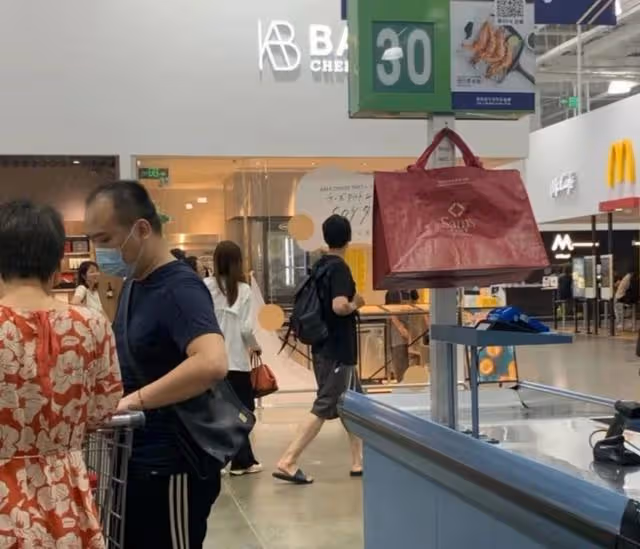 CP感十足!TVB小花戲外被拍與搭檔逛超市,有說有笑直言很聊得來