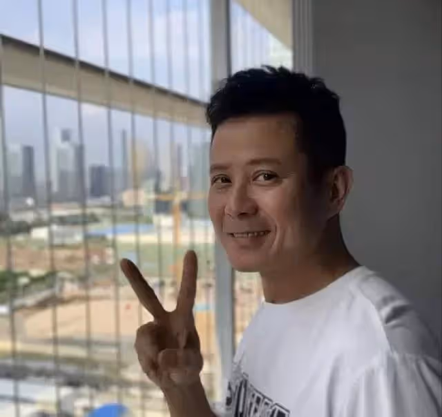 TVB前知名男星在內地擺攤賣魚蛋,一天賺800元,累到滿頭大汗