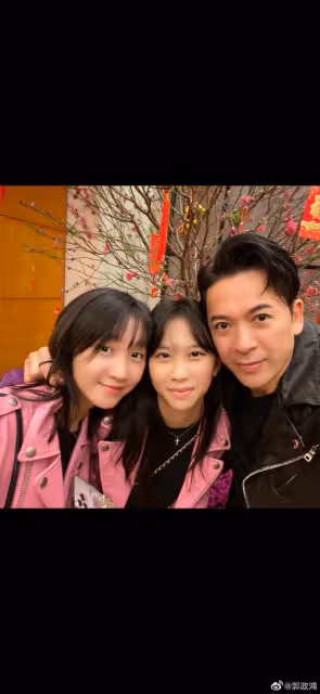 知名港星花重金舉辦謝師宴,酒店大擺20餘桌,為慶祝女兒小學畢業
