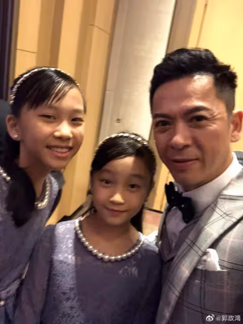 知名港星花重金舉辦謝師宴,酒店大擺20餘桌,為慶祝女兒小學畢業