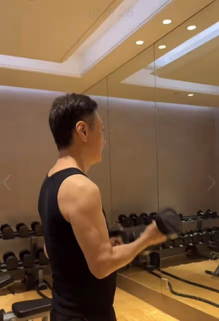 TVB前小生近況曝光!兩鬢斑白,面部多皺紋,被指像70歲老人