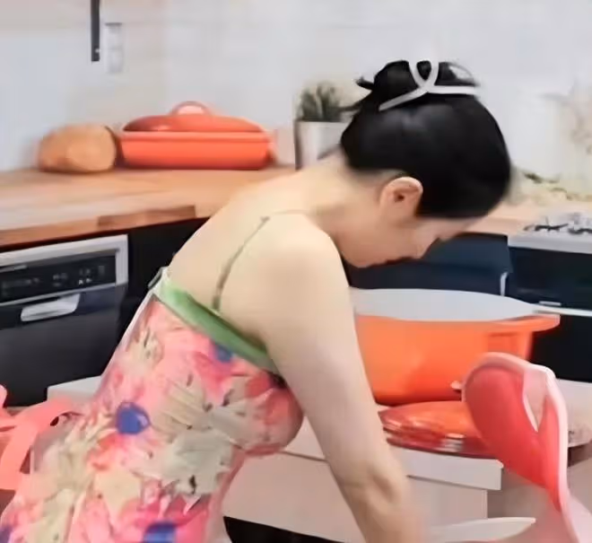女明星也「墮落」?葉璇穿上董小姐同款裙子,直播間帶貨惹爭議