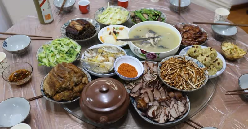 我把房子存款給兒子，女婿主動接我養老，飯桌上他給兒子敬酒致謝