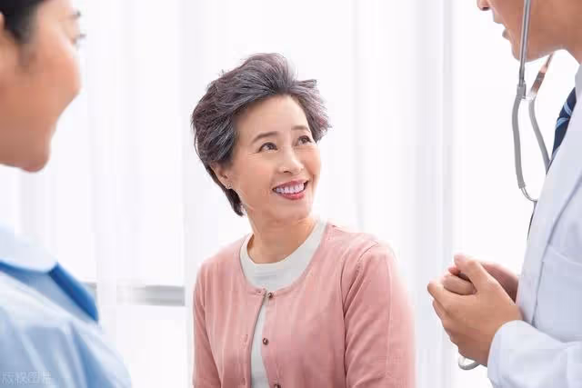 我把房子存款給兒子，女婿主動接我養老，飯桌上他給兒子敬酒致謝