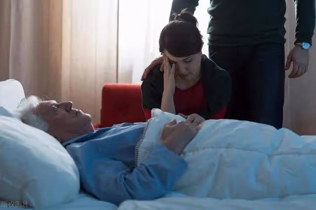 我把房子存款給兒子，女婿主動接我養老，飯桌上他給兒子敬酒致謝