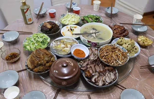 我把房子存款給兒子，女婿主動接我養老，飯桌上他給兒子敬酒致謝