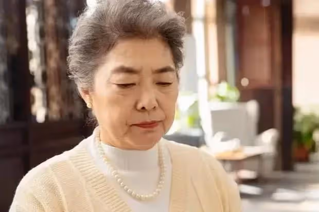 端午節,兒媳婦送來了一包粽子,臨走時反覆囑咐,讓我打開看看