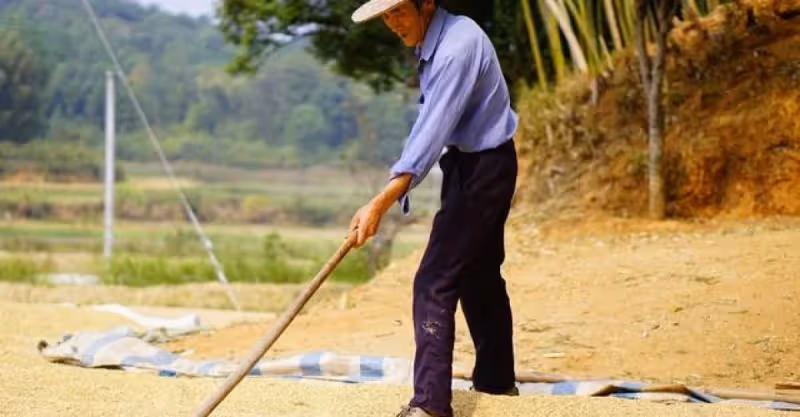 岳父癱瘓女婿照顧9年，兒子要60萬存款，岳父：不勞而獲，休想！