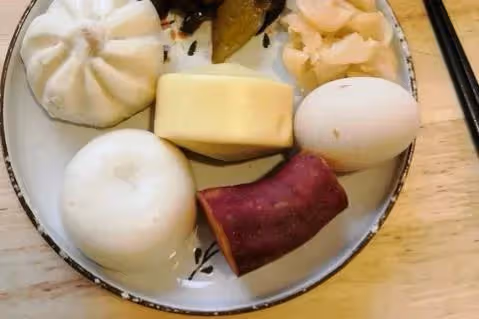 大伯和父親爭幾棵樹大鬧一場，多年不來往，那天父親接到一個電話