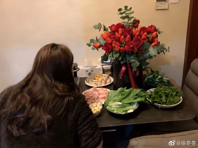 徐冬冬曬男友視角生活照，與尹子維復合後出租屋同居，男方親下廚